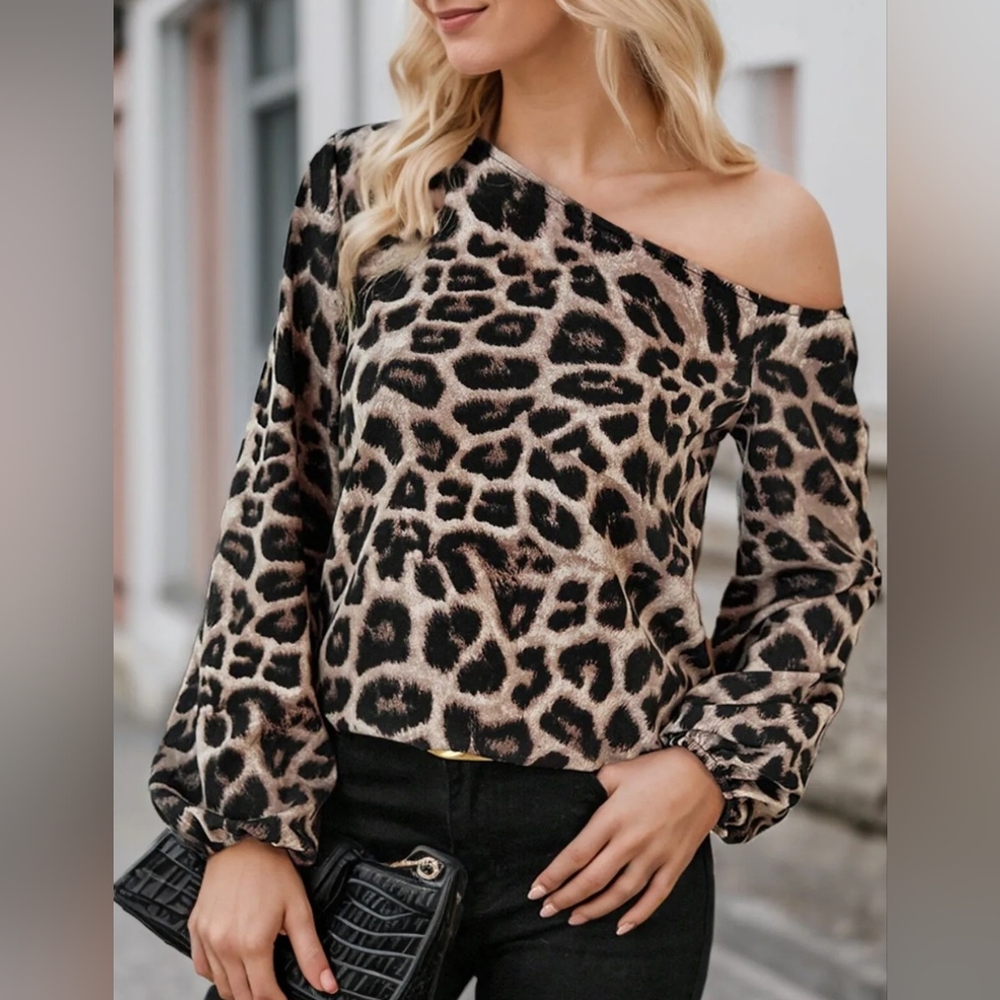 Off the Shoulder Leopard print blouse MEDIUM